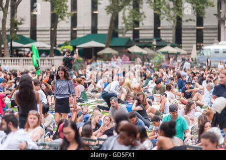 Des milliers de gens étendirent leurs couvertures et revendiquer leurs taches dans Bryant Park à New York le lundi 11 juillet 2016 pour la chaîne HBO Bryant Park Summer Film Festival. Le parc propose des films le lundi soir pendant l'été d'attirer un large éventail de visiteurs et jusqu'à environ 8000 personnes. (© Richard B. Levine) Banque D'Images