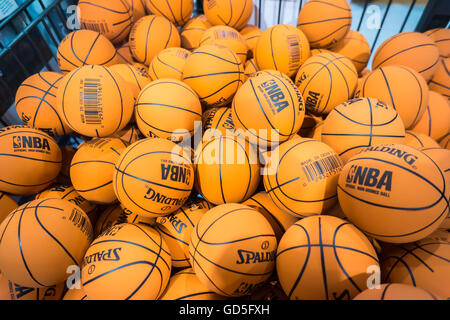 Marque Spalding NBA Miniature billes en caoutchouc 'Spaldeens' sur l'affichage dans la nouvelle Dick's Sporting Goods store à Valley Stream, Long Island, New York le Samedi, Juillet 9, 2016. Dick's récemment acheté la propriété intellectuelle de son concurrent en faillite Sports Authority avec une offre de 15 millions de dollars en attendant l'approbation finale des tribunaux le 15 juillet. (© Richard B. Levine) Banque D'Images