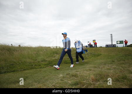 L'Irlande du Nord, Rory McIlroy marche à partir de la 4e journée en t au cours de la pratique de Royal Troon Golf Club, South Ayrshire. Banque D'Images