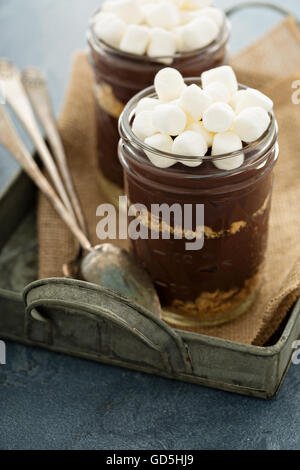 Smores au chocolat dans un pot Banque D'Images