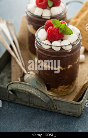 Smores au chocolat dans un pot Banque D'Images