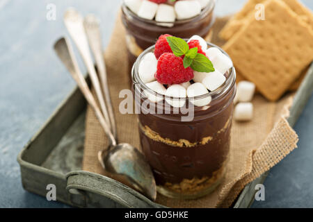 Smores au chocolat dans un pot Banque D'Images