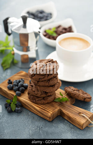 Les cookies au chocolat avec du café Banque D'Images