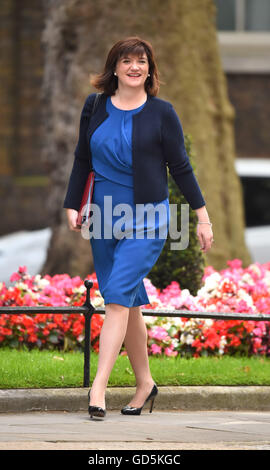 Secrétaire de l'éducation Nicky Morgan arrive à Downing Street, Londres, pour la dernière réunion du Cabinet avec David Cameron comme premier ministre. Banque D'Images