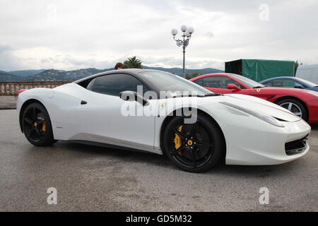 Ferrari 458 côte sur garé à Florence Banque D'Images