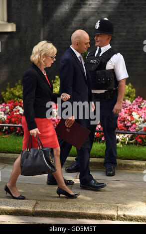 Ministre pour les petites entreprises, l'industrie et de l'entreprise et secrétaire d'Anna Soubry Sajid Javid quitter Downing Street, Londres, après la dernière réunion du Cabinet avec David Cameron comme premier ministre. Banque D'Images