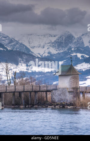 Holzbrücke (Holzsteg Rapperswil-Hurden) pont piétonnier en bois dans la région supérieure du lac de Zurich (Suisse), l'Obersee Banque D'Images