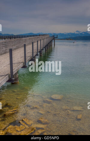 Holzsteg, une passerelle en bois qui se connecte sur la partie supérieure du lac de Zurich Banque D'Images