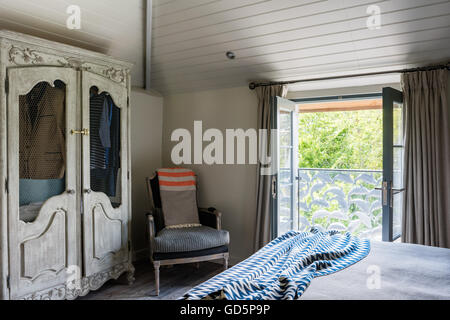 Une armoire dans la chambre avec balcon romantique faite par le forgeron Nick Plante. la couverture sur le lit est de Pomax Banque D'Images