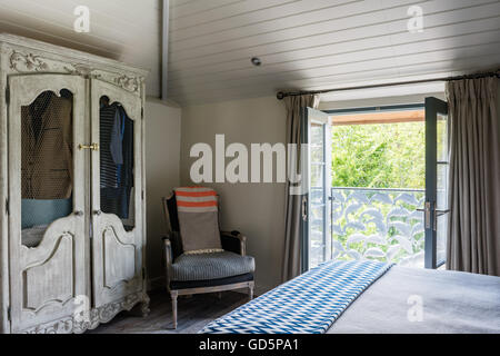 Une armoire dans la chambre avec balcon romantique faite par Nick forgeron la couverture végétale sur le lit est de Pomax Banque D'Images