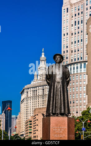 États-unis, New York, Manhattan, Chinatown, le monument à Ze Lin Xu en Kim Lau square Banque D'Images