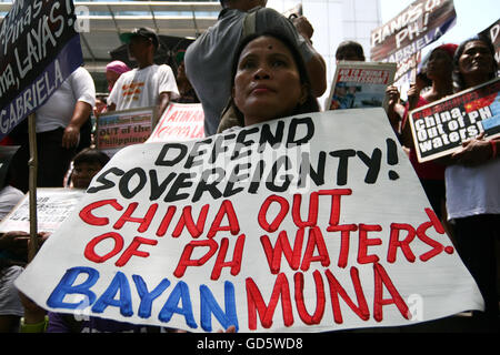 Makati, Philippines. 12 juillet, 2016. Protestation des militants ont organisé un rassemblement devant le consulat de Chine à Buendia Avenue, Makati City, Philippines pour affirmer l' la souveraineté sur les îles contestées en mer de Chine du Sud. La Cour internationale d'arbitrage permanent tout récemment annoncé qu'elle a décerné à la pleine autorité de la Philippines islands tel que mandaté par l'UNCLOS. Crédit : J Gerard Seguia/Pacific Press/Alamy Live News Banque D'Images