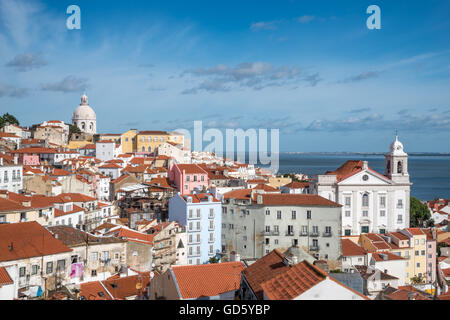 Vue de l'Alfama de Lisbonne du Miradouro de Santa Luzia. Portugal Banque D'Images