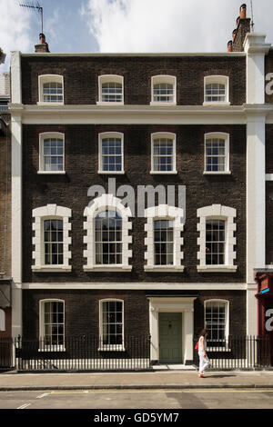 Vue de la façade avant. 76 Dean Street, London, United Kingdom. Architecte : SODA., 2016. Banque D'Images