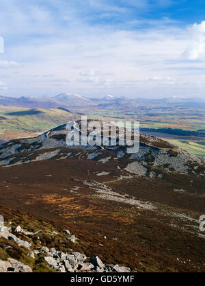 Voir l'est depuis le sommet de l'Yr Eifl sur Tre'r Ceiri Âge du Fer sur les montagnes de Snowdonia, Nord du Pays de Galles, Llyen, UK Banque D'Images