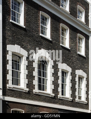 Vue détaillée de la façade avant. 76 Dean Street, London, United Kingdom. Architecte : SODA., 2016. Banque D'Images