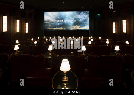 Vue de l'intérieur du cinéma. 76 Dean Street, London, United Kingdom. Architecte : SODA., 2016. Banque D'Images