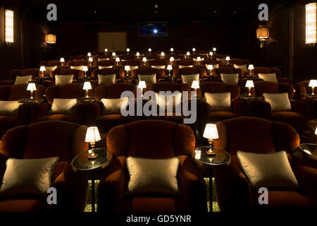 Vue de l'intérieur du cinéma. 76 Dean Street, London, United Kingdom. Architecte : SODA., 2016. Banque D'Images