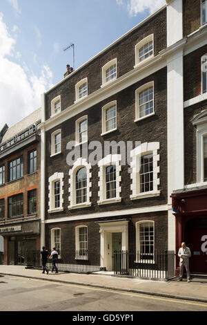 L'extérieur de la façade avant. 76 Dean Street, London, United Kingdom. Architecte : SODA., 2016. Banque D'Images