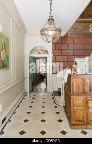 Vue de l'intérieur de la réception. 76 Dean Street, London, United Kingdom. Architecte : SODA., 2016. Banque D'Images