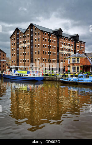 UK,Gloucestershire,Gloucester Docks,National Waterways Museum,Llanthony Warehouse & Weatherspoons Public House Banque D'Images