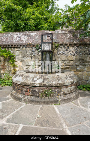 Bien et la pompe à eau Jardins Southover Grange Sussex Lewes Banque D'Images