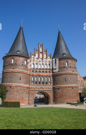 Avant de l'Holsten gate à Lubeck, Allemagne Banque D'Images