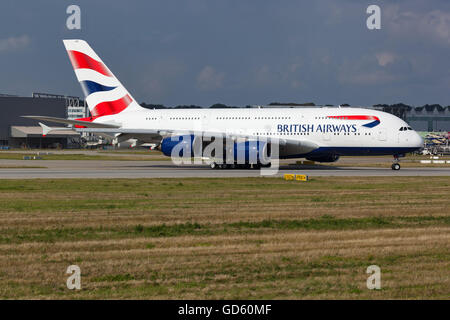 British Airways Airbus A380 G-XLEG l'alignement sur la piste de l'usine Airbus Hamburg-Finkenwerder. Banque D'Images