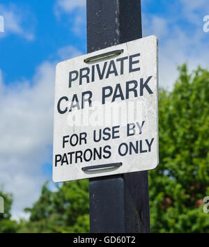 Parking privé signe sur un poste contre un ciel bleu dans un parking pub Banque D'Images