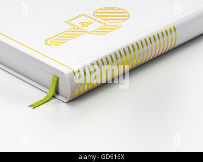 News concept : livre fermé, microphone sur fond blanc Banque D'Images