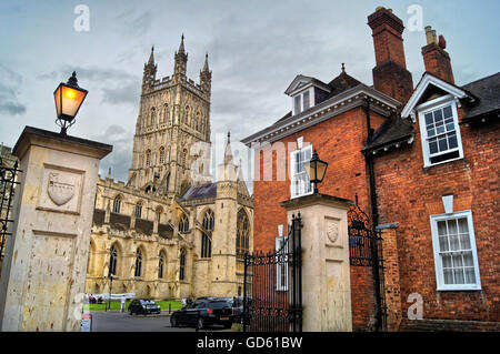 Royaume-Uni, Gloucestershire, cathédrale de Gloucester, porte d'entrée principale et bâtiment. Banque D'Images