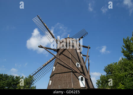 Melby, Danemark - 11 juillet 2016 : moulin à vent historique dans un style néerlandais dans le Nord de la région de la Nouvelle-Zélande. Banque D'Images