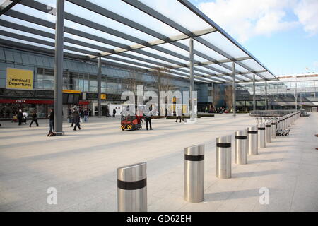Entrée des passagers à l'aérogare 3 de l'aéroport de Heathrow à Londres. Espace extérieur couvert montre et de sécurité des bornes Banque D'Images
