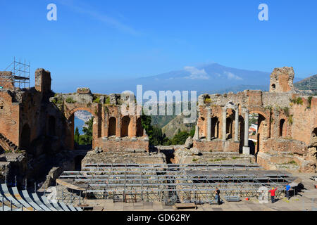 Théâtre grec avec l'Etna en arrière-plan - Taormina, Sicile, Italie Banque D'Images