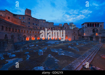 Forum de Trajan, Foro di Traiano, Marchés de Trajan au crépuscule, le Forum Romain, Rome, Latium, Italie, Europe Banque D'Images