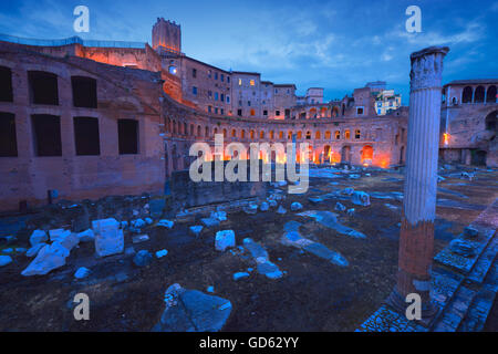 Forum de Trajan, Foro di Traiano, Marchés de Trajan au crépuscule, le Forum Romain, Rome, Latium, Italie, Europe Banque D'Images