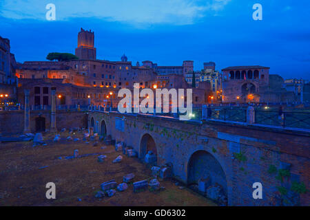 Forum de Trajan, Foro di Traiano, Marchés de Trajan au crépuscule, le Forum Romain, Rome, Latium, Italie, Europe Banque D'Images