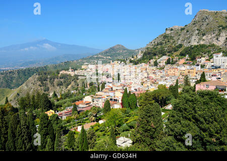 Vue sur une colline de Taormina, avec l'Etna en arrière-plan - Taormina, Sicile, Italie Banque D'Images