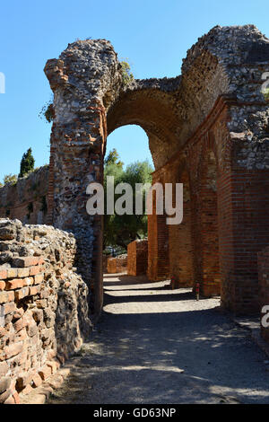 Demeure de brique couloir voûté au Théâtre grec - Taormina, Sicile, Italie Banque D'Images