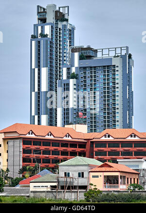 Immeuble de grande hauteur. L'architecture thaïlandaise. Thaïlande S. E. l'Asie. Banque D'Images