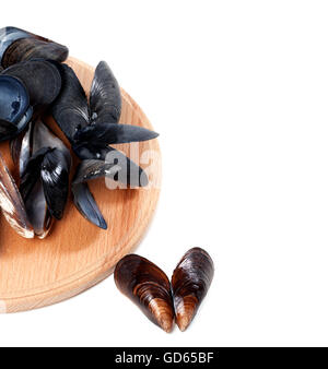 Coquilles de moules sur une planche à découper. Isolé sur fond blanc avec copie espace Banque D'Images