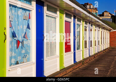 Une rangée de cabines de plage est joint avec de grandes fenêtres à l'Est, promenade à Cromer, Norfolk, Angleterre, Royaume-Uni. Banque D'Images