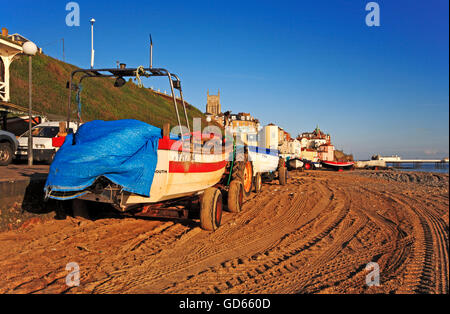 Une vue sur les bateaux de pêche côtière sur le East Beach à Cromer, Norfolk, Angleterre, Royaume-Uni. Banque D'Images