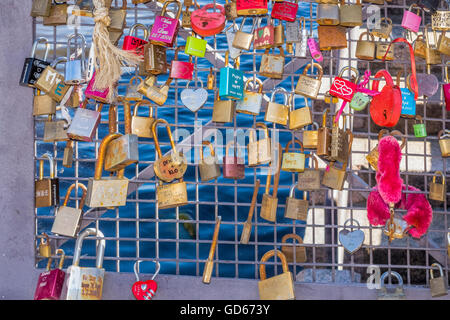 Serrures de mariage sur le pont d'amour Helsinki Finlande Banque D'Images