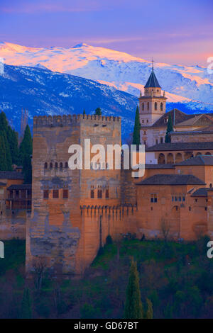 Alhambra, Site du patrimoine mondial de l'UNESCO, la Sierra Nevada et l'Alhambra au coucher du soleil, Grenade, Andalousie, Espagne Banque D'Images