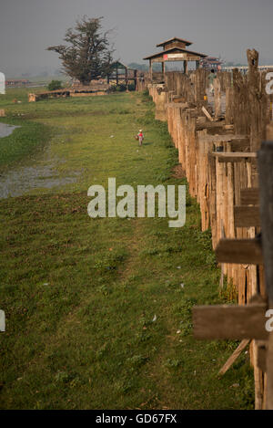 Une femme de la région promenades le long du pont U Bein, Amarapura, Myanmar. Banque D'Images
