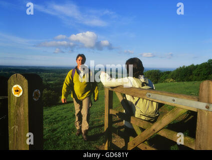 Les marcheurs le long de la North Downs Way au creux de pétrissage de diables. Kent. L'Angleterre. UK Banque D'Images