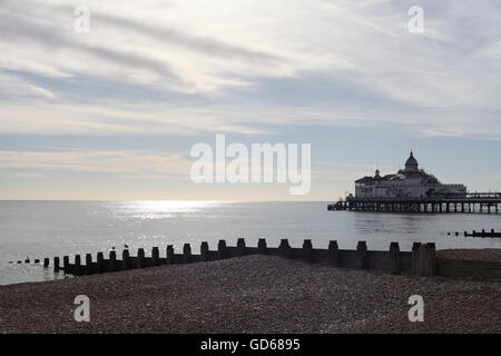 Eastbourne pier et plage, Sussex, UK Banque D'Images