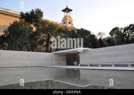 Le pavillon allemand de Barcelone avec grand miroir d'eau et d'arbres alignés autour des murs en marbre Banque D'Images