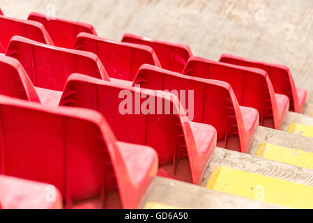 Des rangées de sièges du stade rouge sur le béton est Banque D'Images